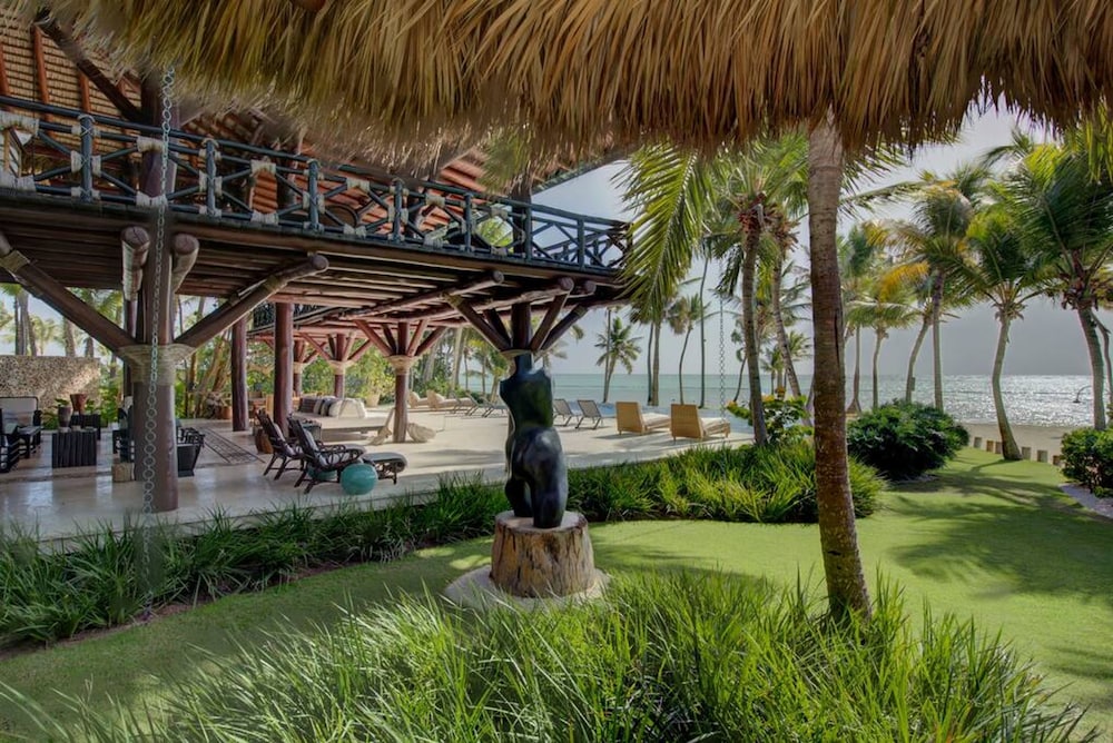 6 BR Beachfront Lush Oasis