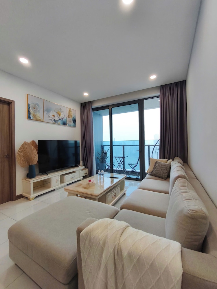 Skyway White & Silver Riverside Resident - Binh Thanh, HCM