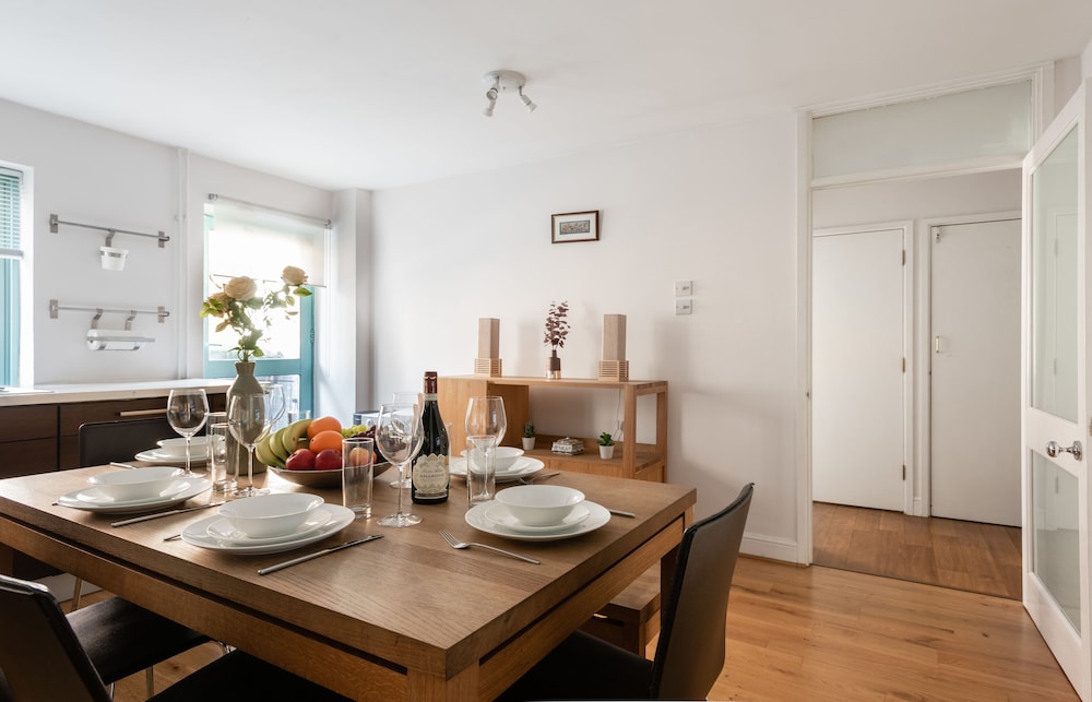 Platinum Apartment in West London 9955