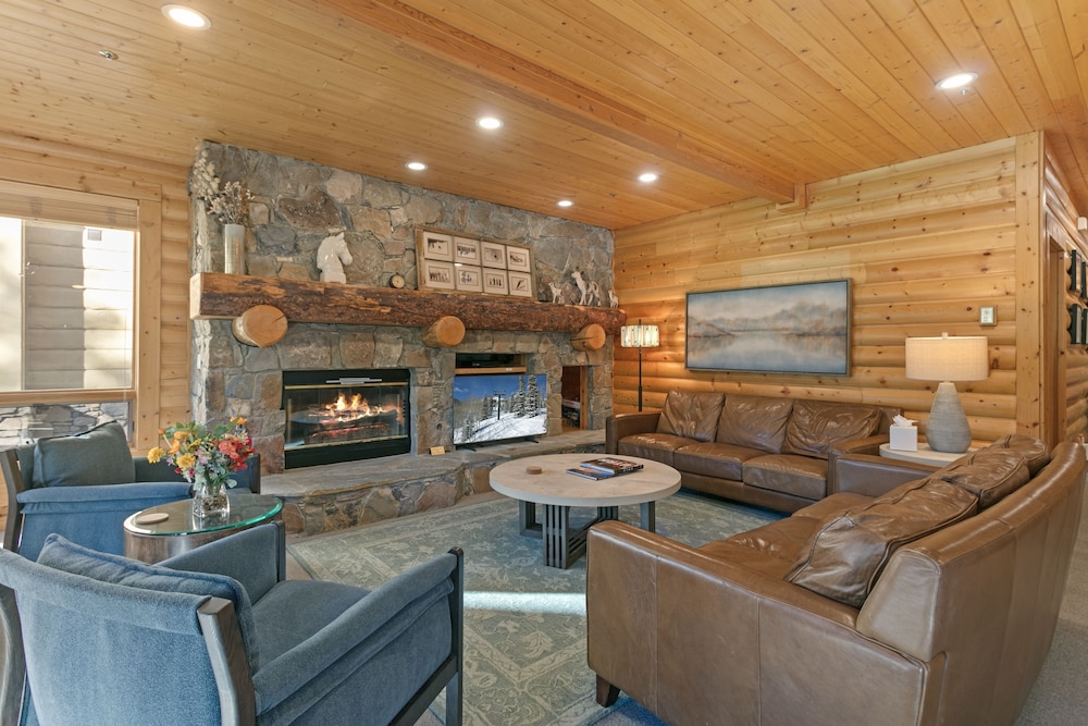 Bristlecone at Deer Valley Resort - Three Bedroom Condo with Hot Tub #201 3 Condo
