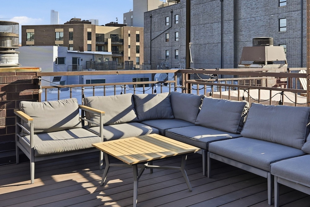 Modern 4-bedroom Townhouse in River West