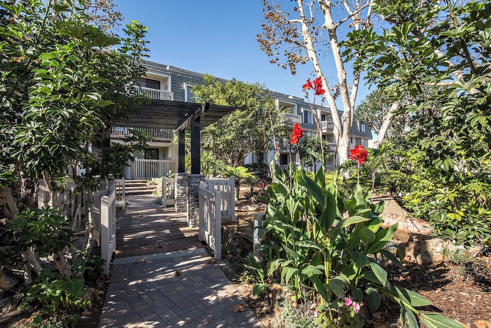 Hotel Surf 'n Sand - Image 1