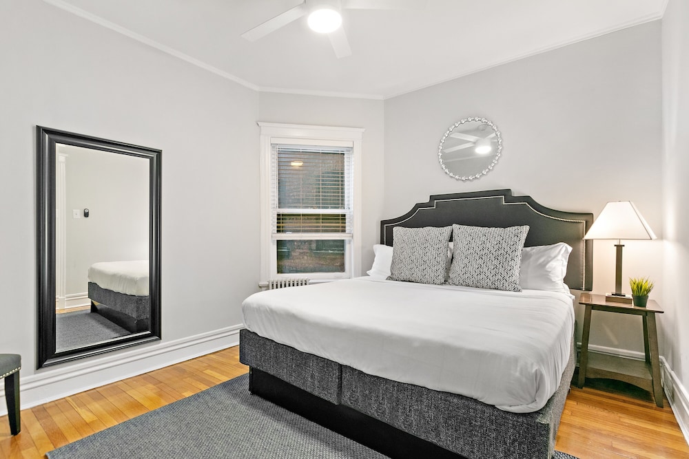 Chic 2BR Escape - Buckingham 1