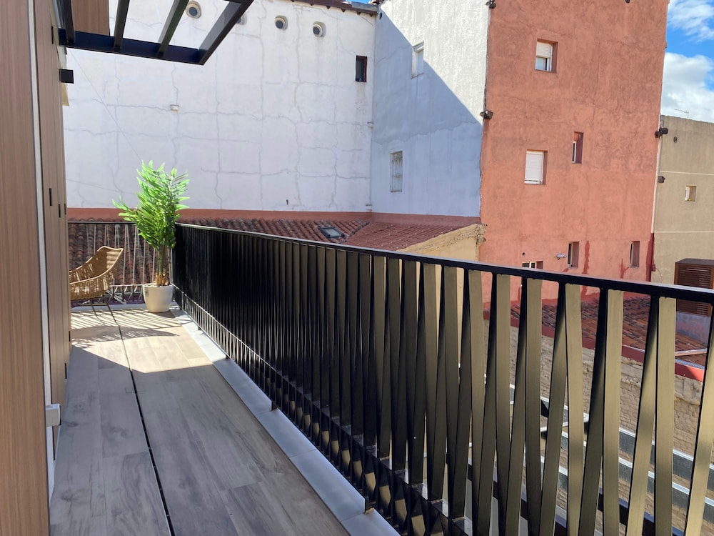 w Stylish 2BR w Sunny Terrace in Chueca