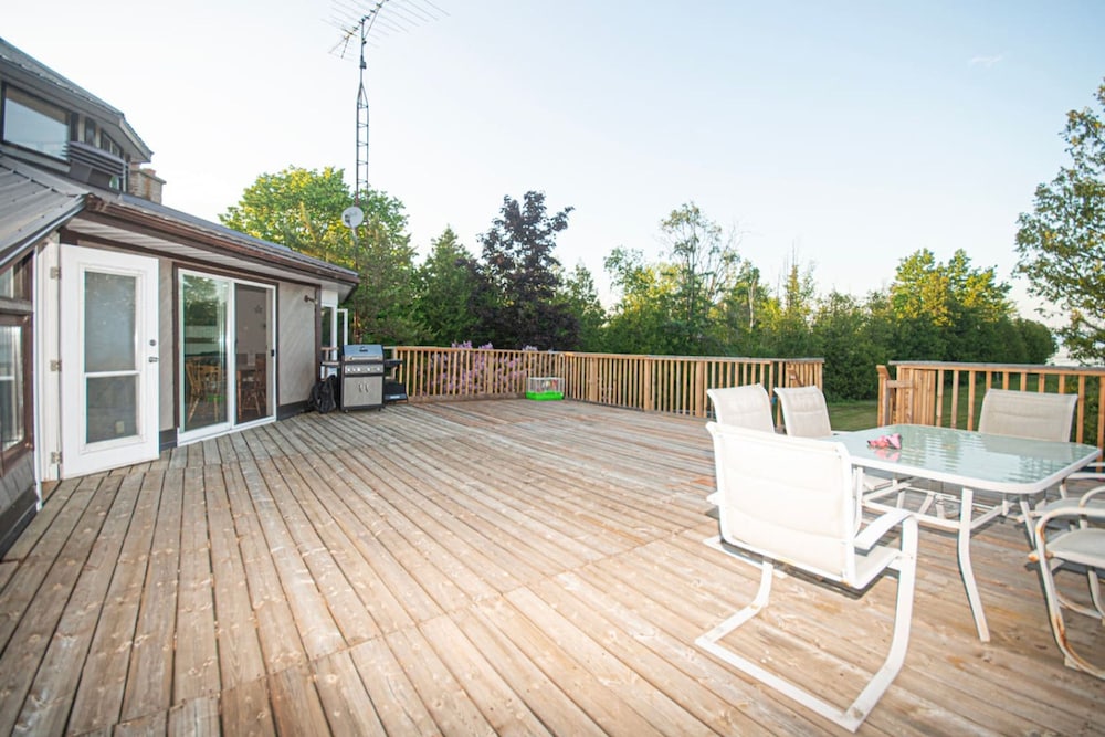 Lakeside 4BR Cottage in Bailieboro w BBQ Grill