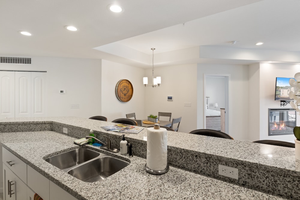 Central Location, Pool Access & Breathtaking Views