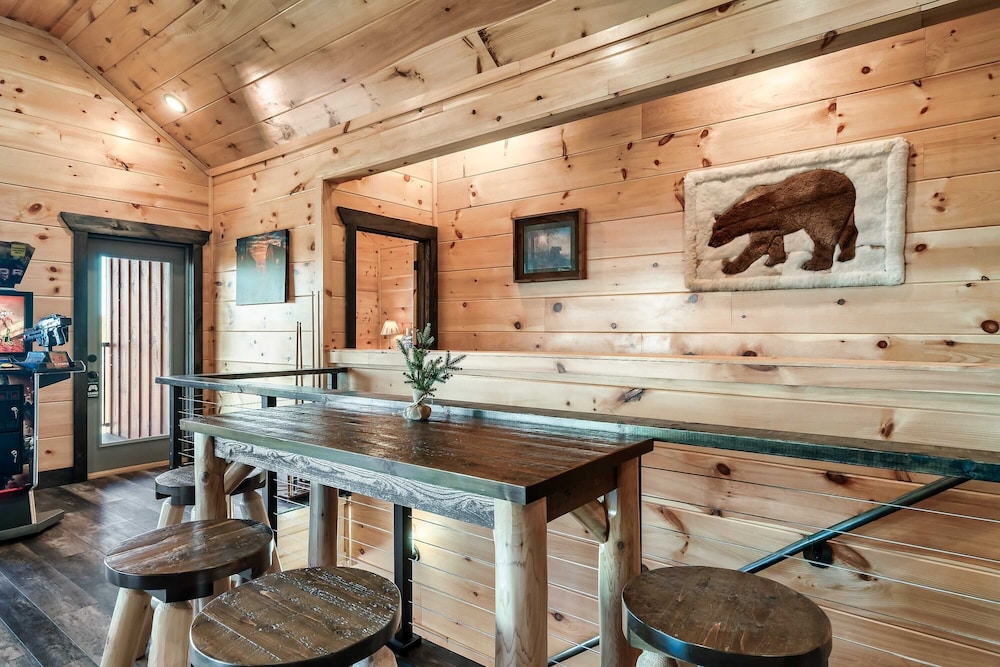 2 Homes Firefly Trail Way by Avantstay Sleeps 28, Indoor Pool + Hot Tub + Movie Theater & Game Room