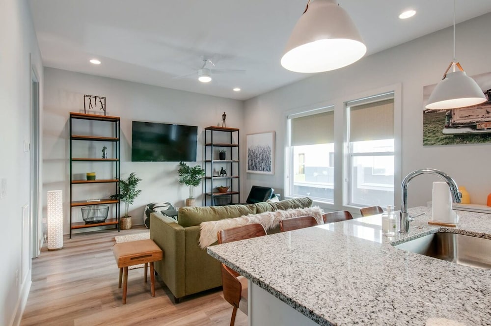 East Nash Lux - 13 Beds City Views