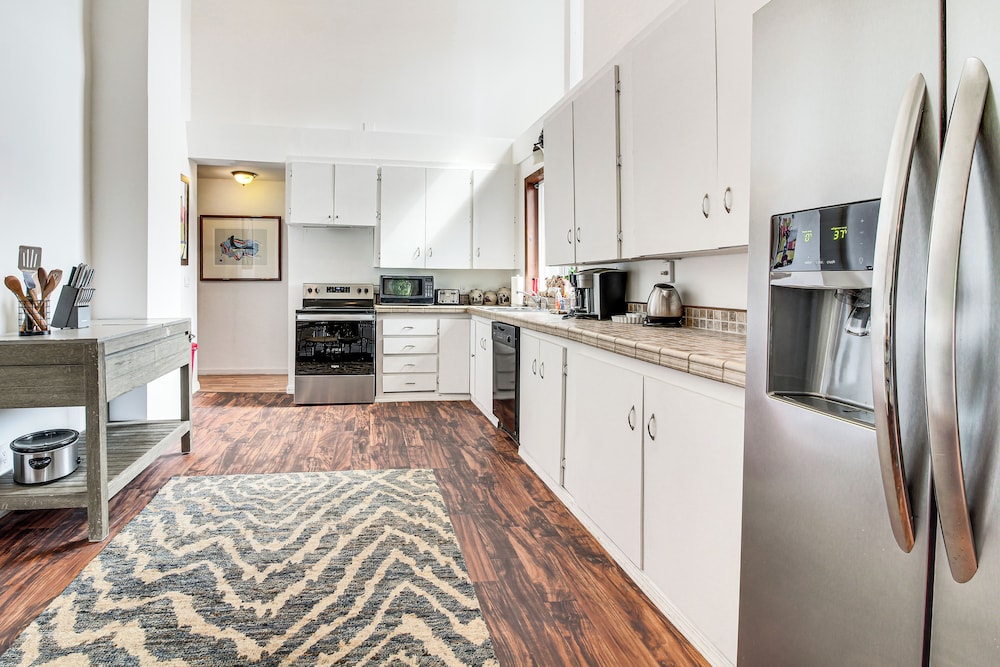 2 Mi to Downtown Coos Bay: Home w/ Deck, Fire Pits
