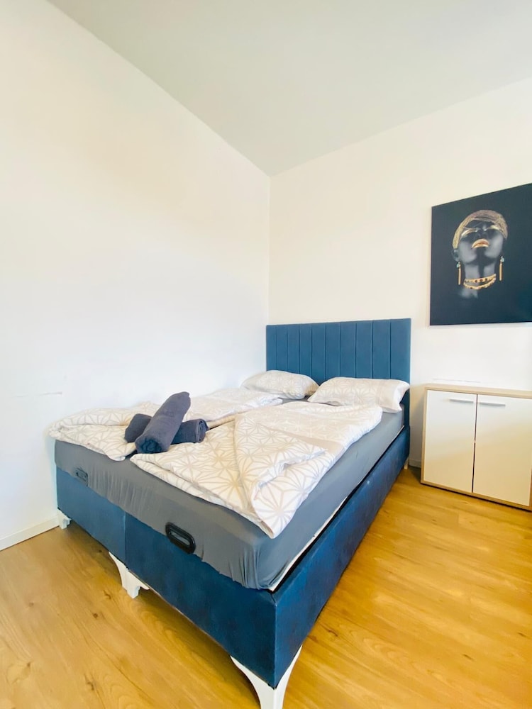 4BR Apartment for 15 Near Danube