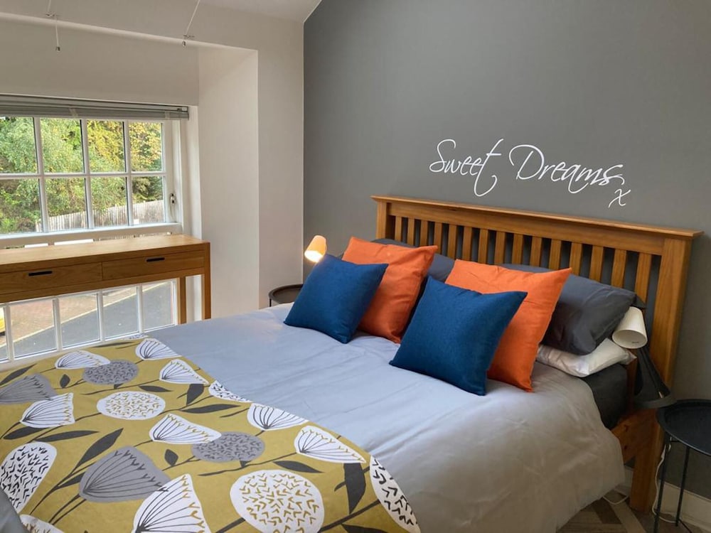 Lovely Riverside Perthshire Flat - Sleeps 8 view 4