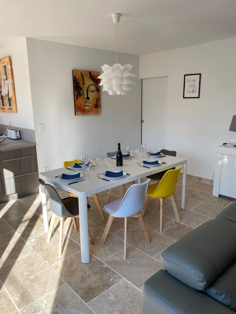 Sun-kissed Villa in Lirac
