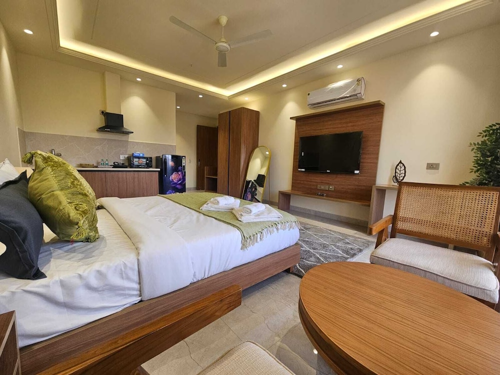 Hotel Dwellr
