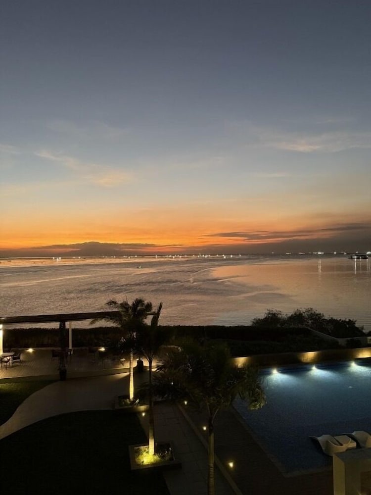 Luxury Penthouse & High-Floor Hotel near City of Dreams, Airport, Okada, and Solaire Casino