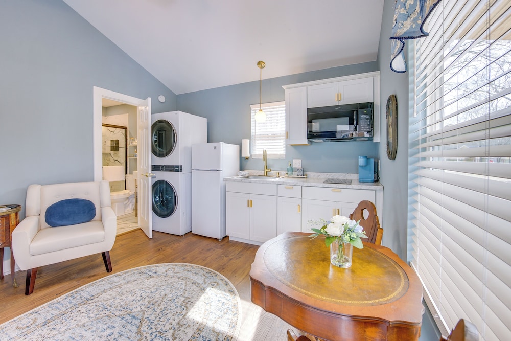 Half-mi to Dtwn: New Cottage in Jefferson!