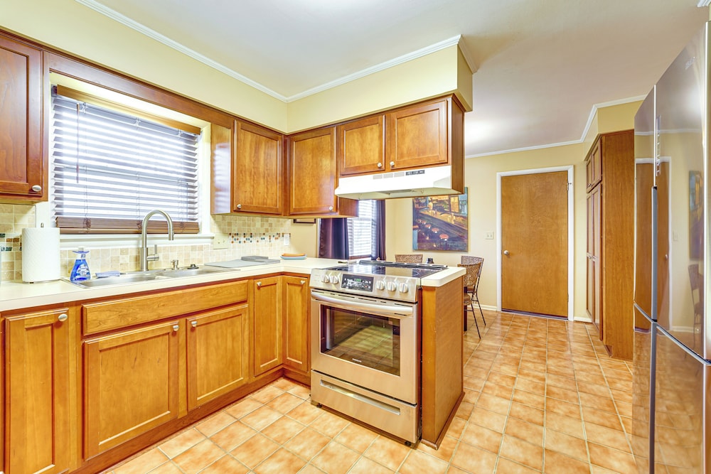 2 Mi to U of A: Centrally Located Home w/ Patio!