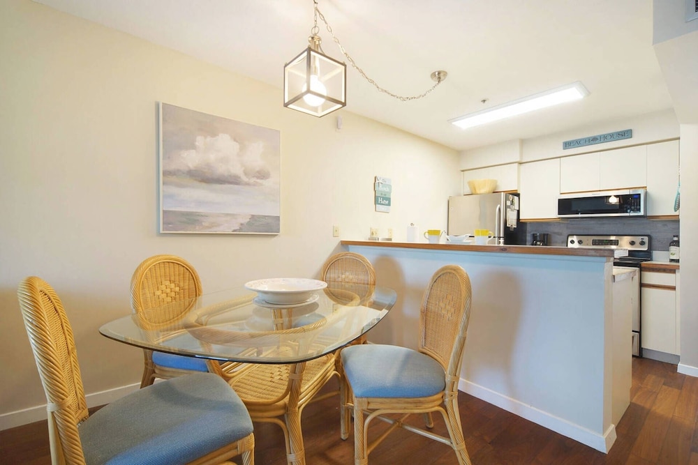 Bay Breezes At Hideaway Bay! Waterfront, Free Kayaks, Golf Cart 2 Bedroom Condo by Redawning view 4