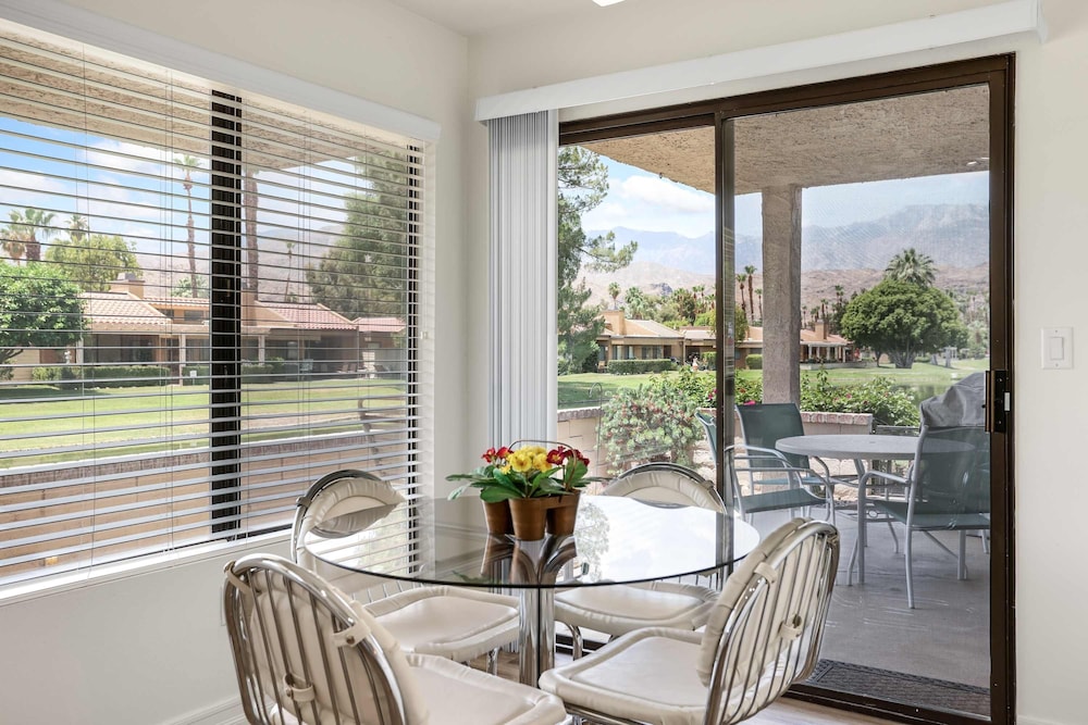 Spacious Single-story Condo With Golf Course Views