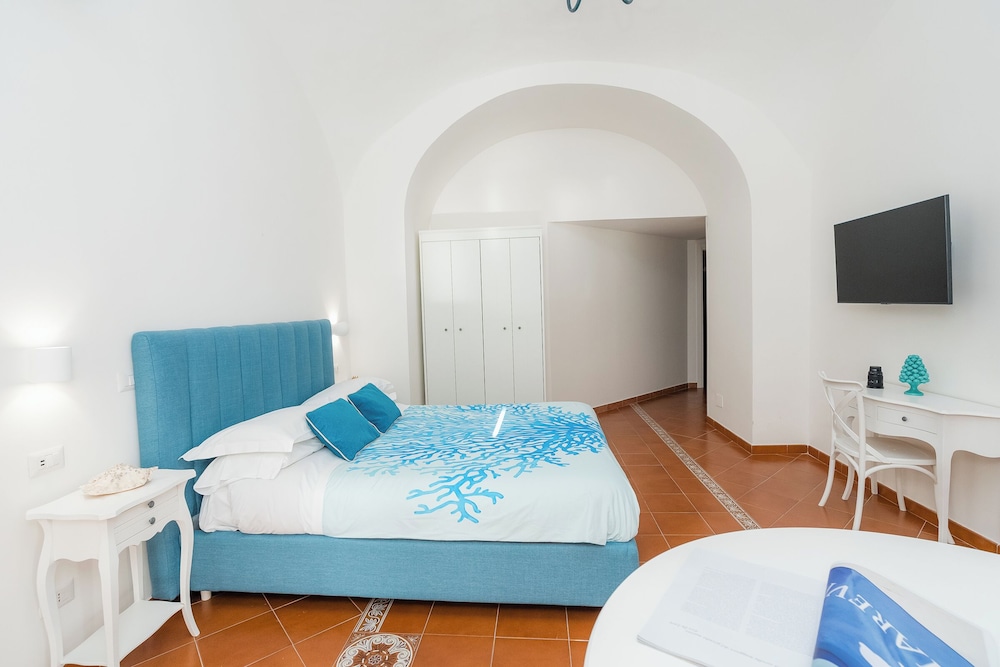 DIPINTO APARTMENTS