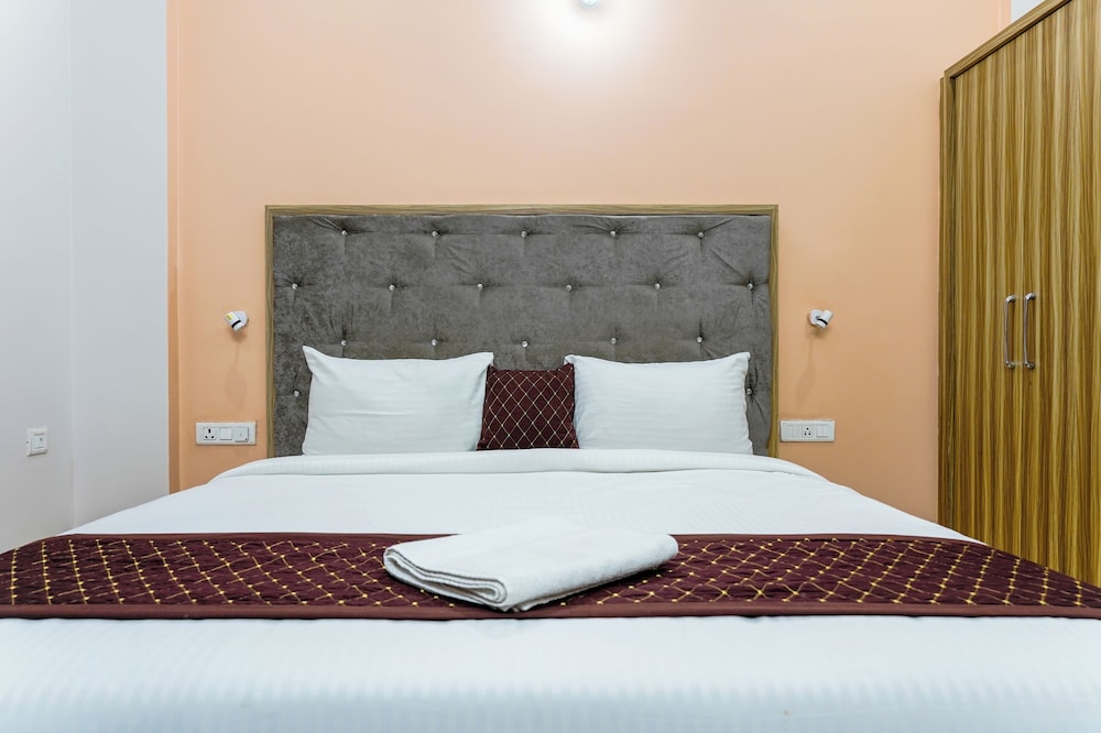 Navneeta Grand Hotel & Banquet Hall