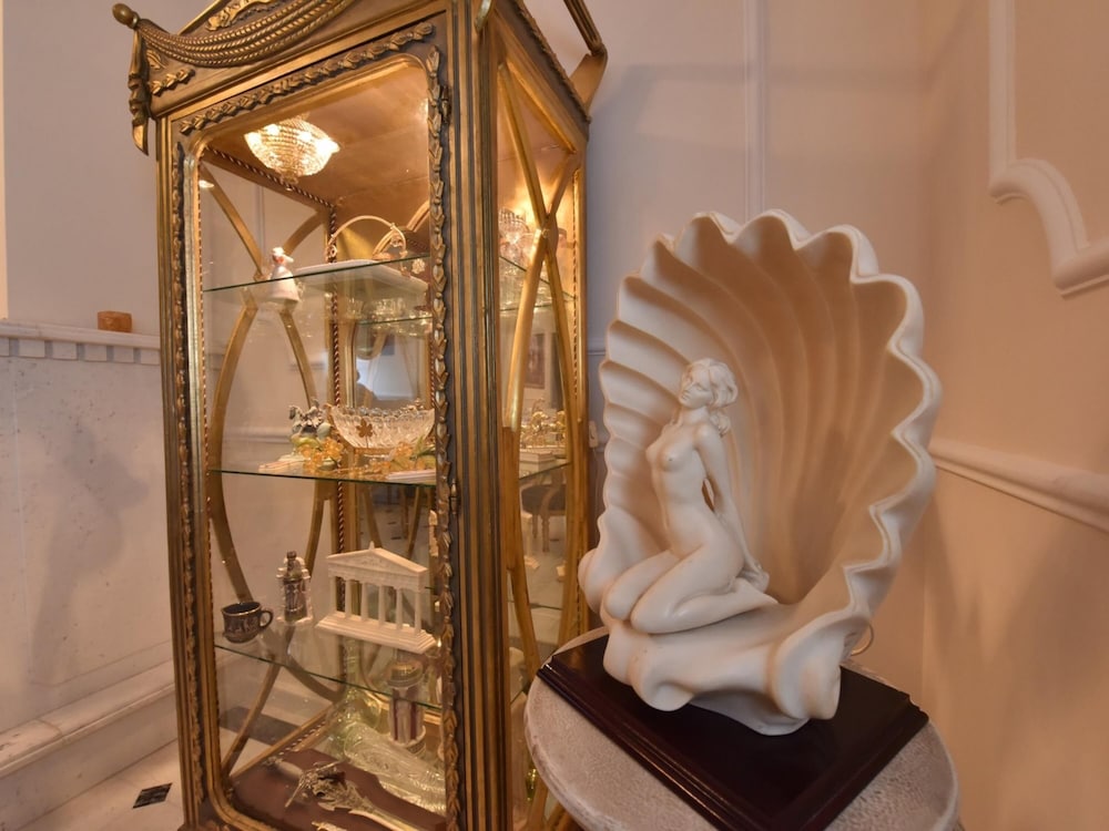 Royal Luxury Suite by Travel Pro Services view 2