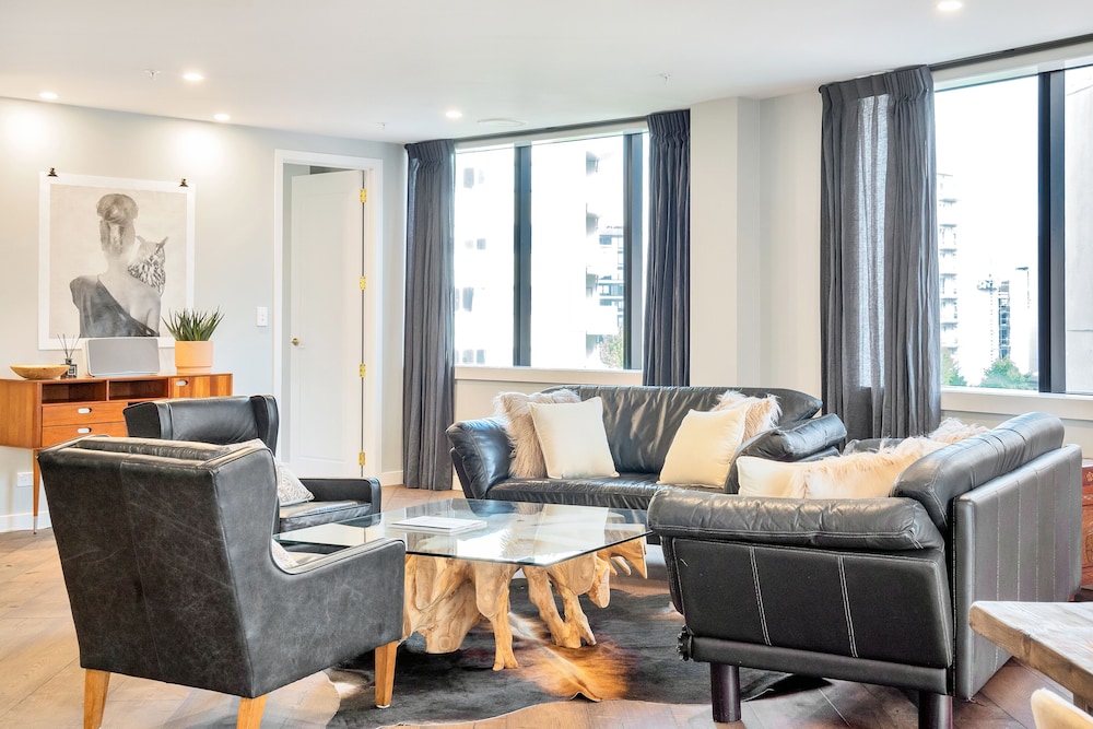 Luxe In The City w Two Car Parks - Image 4