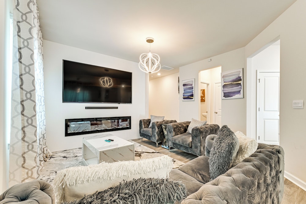 7 Mi to Uptown - Pet-friendly 2-story Townhome!