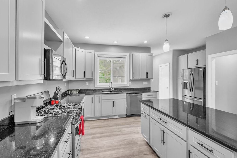 Pet-friendly Getaway With Golf & Private Patio Retreat 4 Bedroom Home