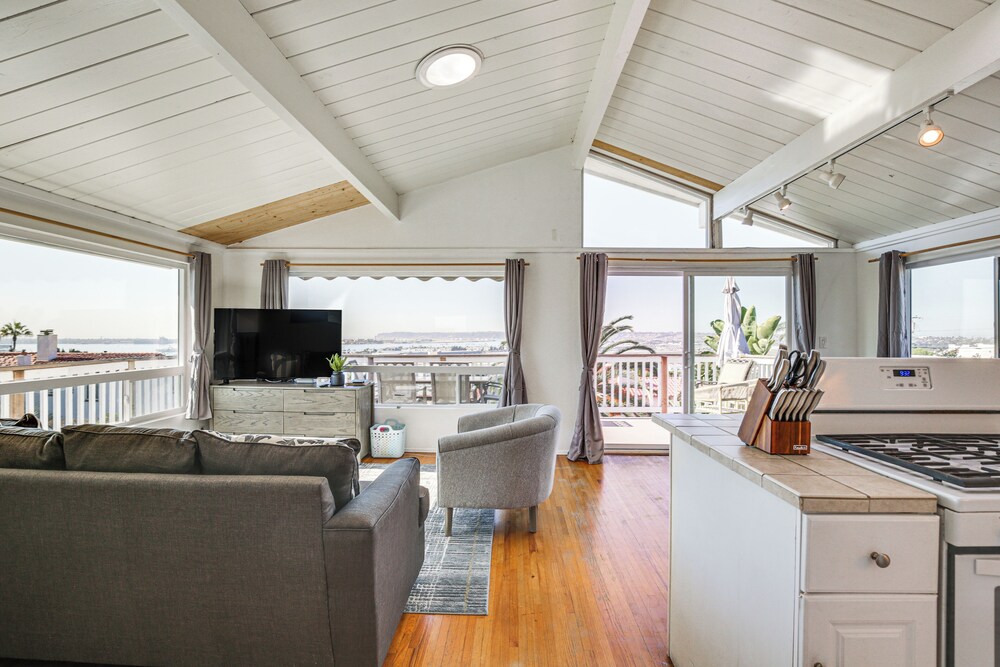 3 Mi to Balboa Park: Water-view Condo w/ Balcony