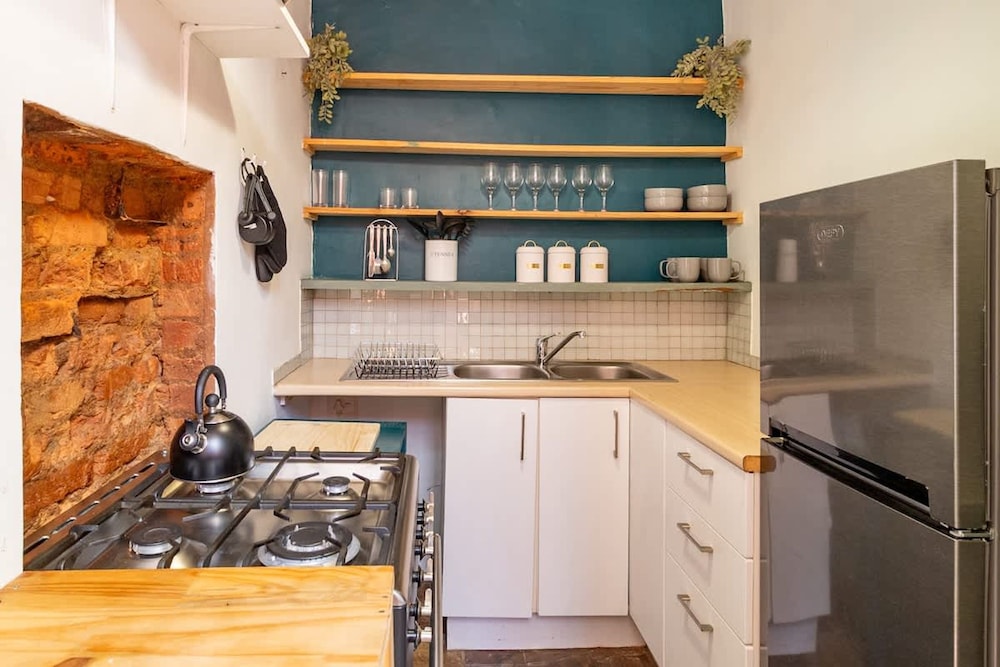 Funky Pet Friendly 2-bedroom Escape Bo-kaap