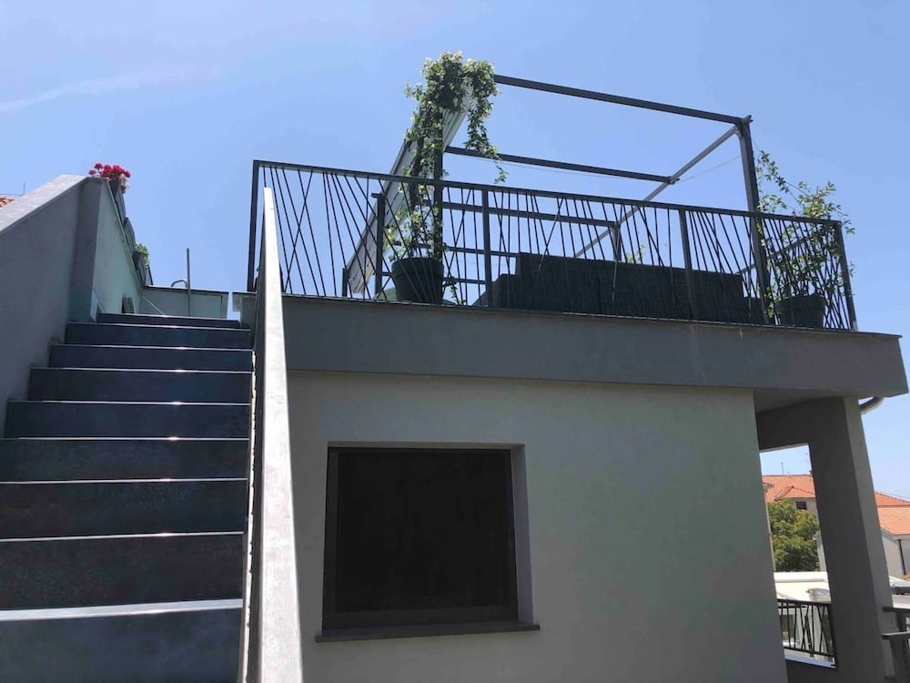 Sleeps 8, Pet Friendly, Garden & Roof Terrace view 4