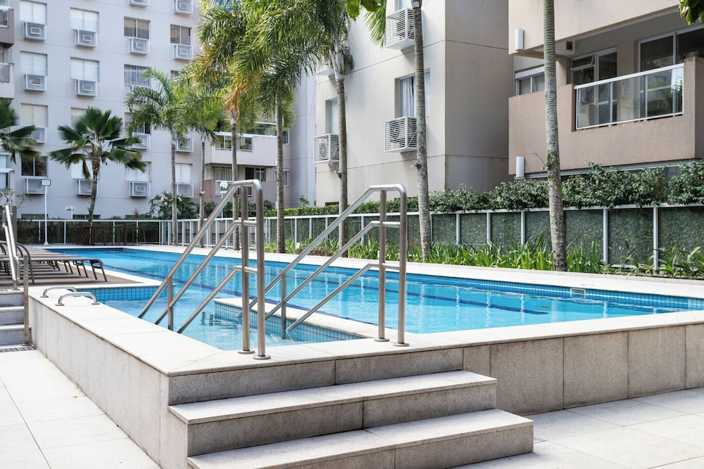 Apto c Piscina e Quadras no Recreio