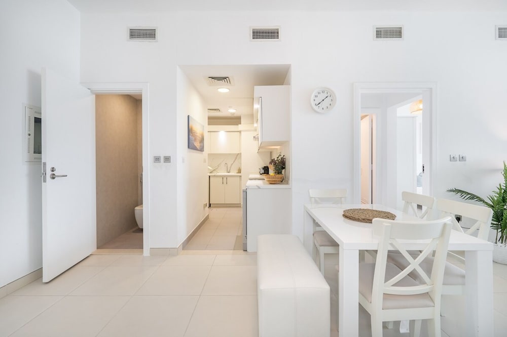Peaceful and Airy 1-bedroom Apartment With the Palm Beach View