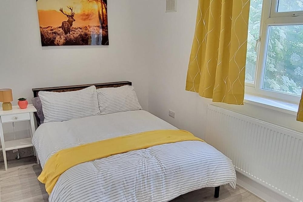 Dagenham - House - Sleeps 4 - Garden - City Centre