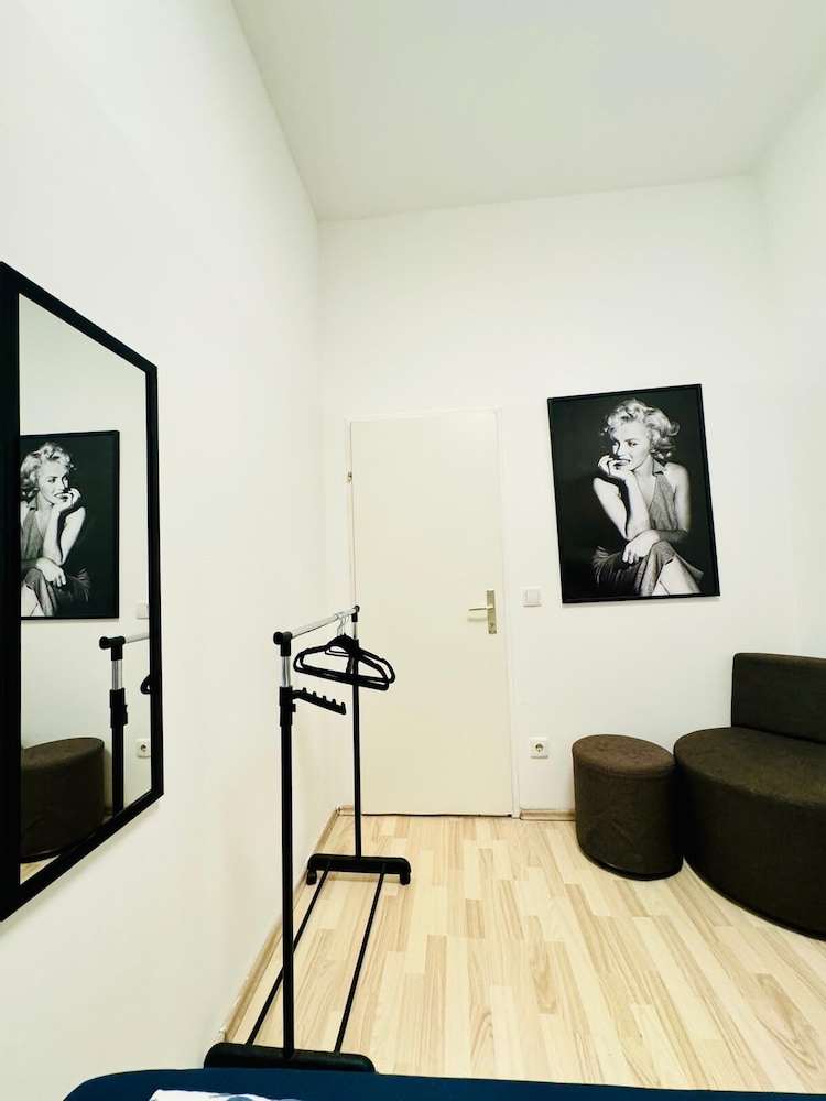 4BR Apartment for 8 Near FAC Platz