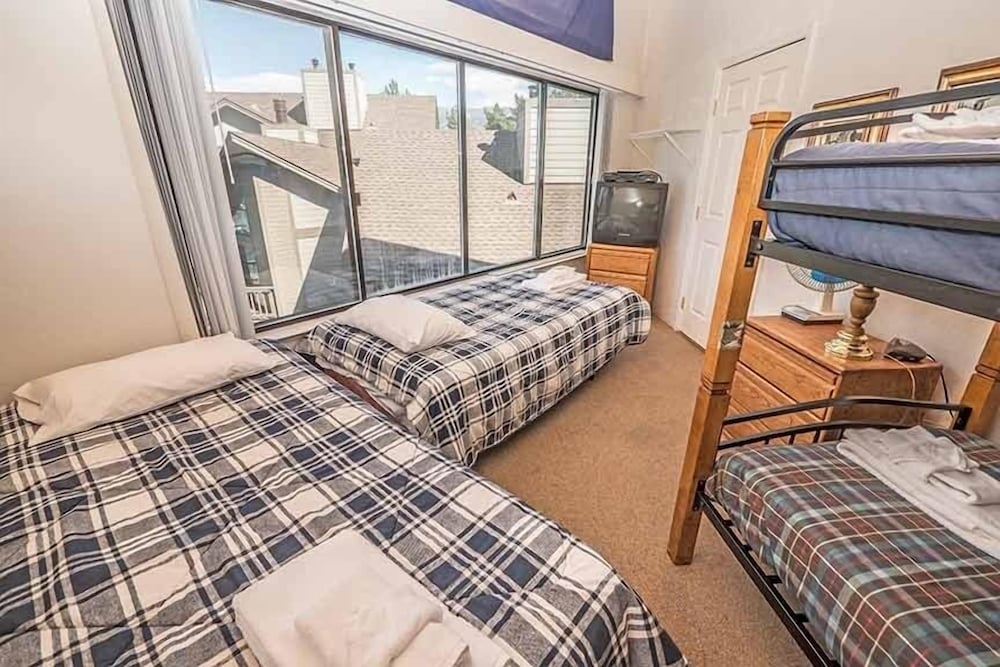 477 Ala Wai, 86 2 Bedroom Condo by RedAwning