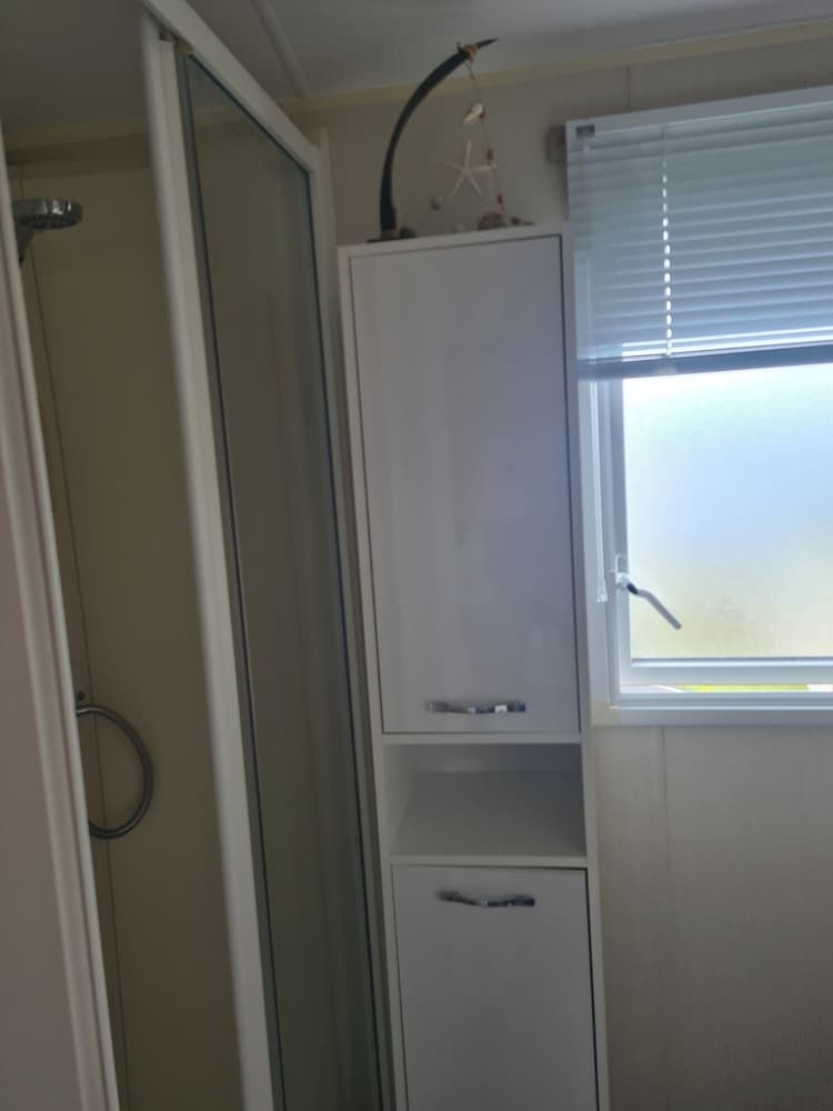 3 Bed Lodge - Sleeps 6 - Parking - Pets - Wifi