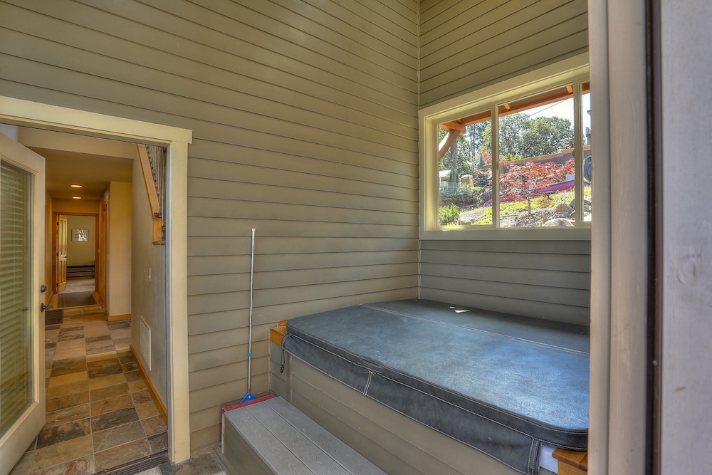 Hutson's Bridgeview **30 Day Minimum** 4 Bedroom Home by RedAwning