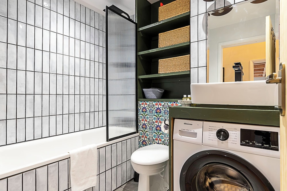 Beautiful Two Bedroom Abode Near Victoria