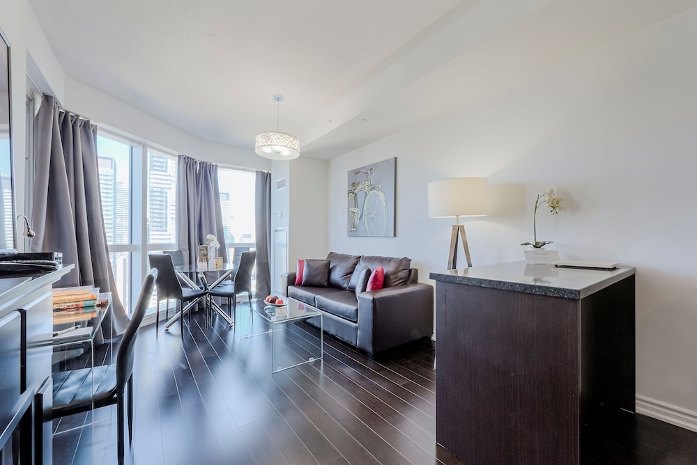 Downtown Toronto 2 Bedroom 2 Bath Suite Near Business District, U of T, Hospital