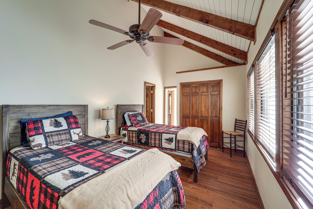 1/4 Mi to Skiing & Golf! Sugar Mountain Getaway