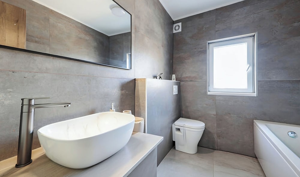 Villa Gariful - Sleeps 10 - Pool - Hottub - Petsok