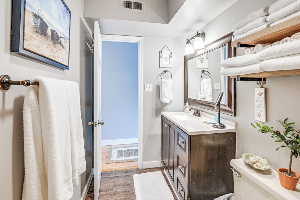 Walk to Beach: Condo w/ Balcony in Murrells Inlet!