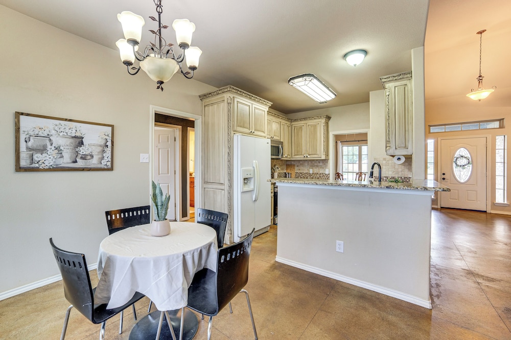 10 Mi to Lake Tawakoni: Family Wills Point Getaway