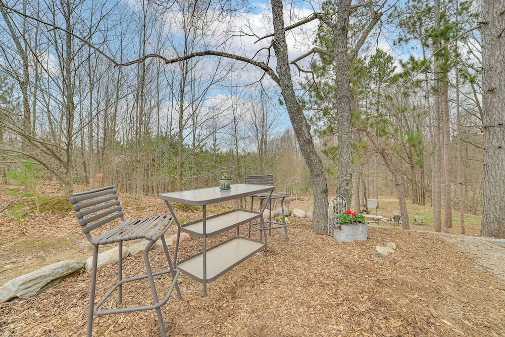 7 Mi to Torch Lake: Pet-friendly Getaway!