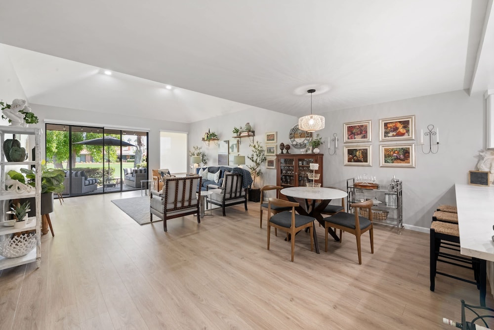 Designer Seville Condo w Golf Mountain Views
