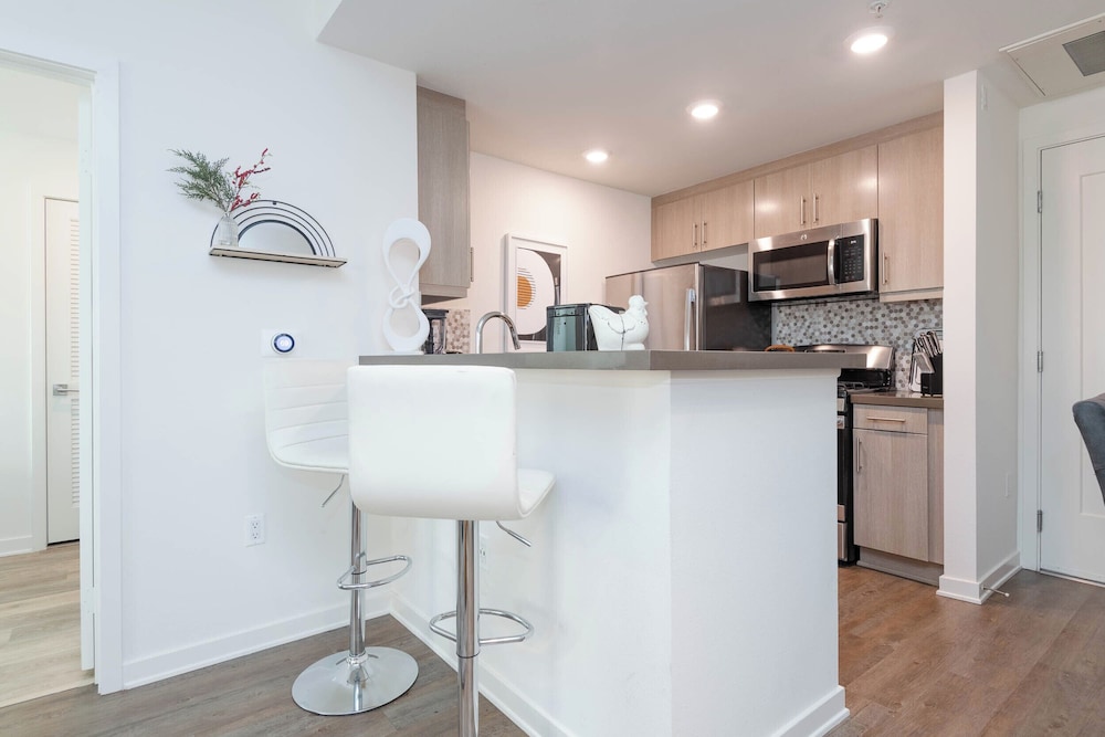Hollywood Apartment Near Walk of Fame