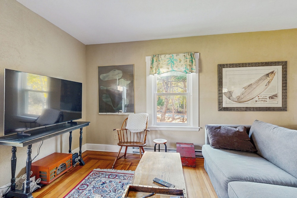 4BR House w/ Kitchen, Jetted Tub, Wifi + gas Grill