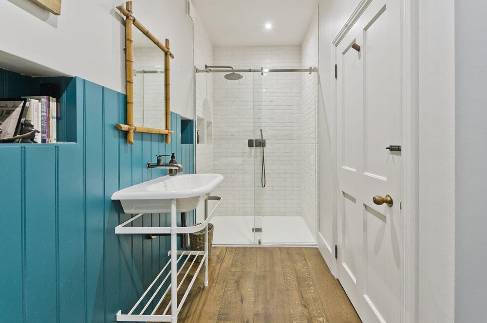 Gorgeous Stylish Interior Designed 5 Bed Home in Holland Park - Superb Location