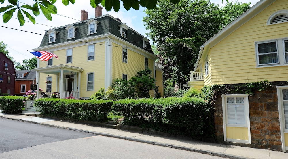 Hotel Yankee Peddler Inn - Image 1